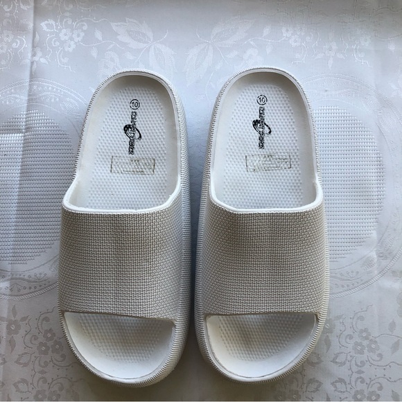 Comfort Trendz Women’s Size 10 White Slip-On Rubber Flip-Flops Shoes Open-Toe - Picture 2 of 16